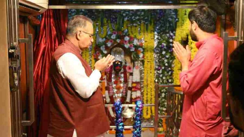 कैबिनेट मंत्री गणेश जोशी ने शारदीय नवरात्रि के प्रथम दिवस डाट काली मंदिर पहुंचकर मां काली का मां काली का लिया आशीर्वाद