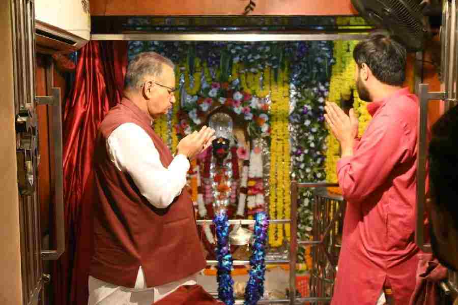 कैबिनेट मंत्री गणेश जोशी ने शारदीय नवरात्रि के प्रथम दिवस डाट काली मंदिर पहुंचकर मां काली का मां काली का लिया आशीर्वाद
