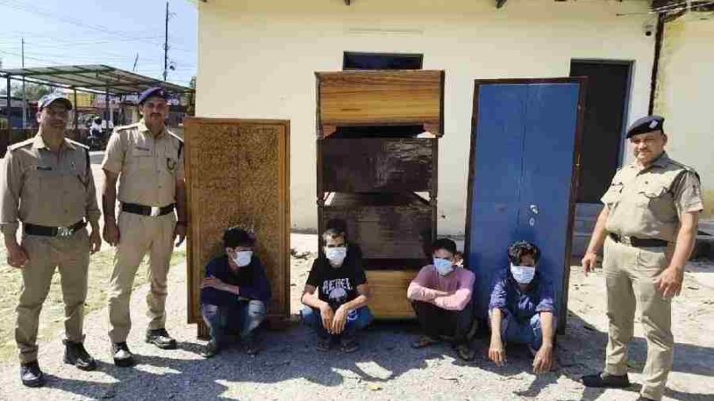 हॉस्टल में हुई चोरी की घटना को दून पुलिस ने किया खुलासा, हॉस्टल से सामान चोरी करने वाले 4 शातिर अभियुक्त आये दून पुलिस की गिरफ्त में