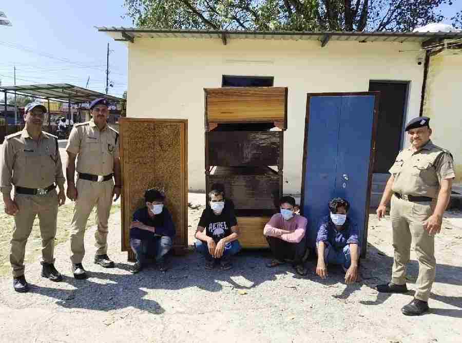 हॉस्टल में हुई चोरी की घटना को दून पुलिस ने किया खुलासा, हॉस्टल से सामान चोरी करने वाले 4 शातिर अभियुक्त आये दून पुलिस की गिरफ्त में