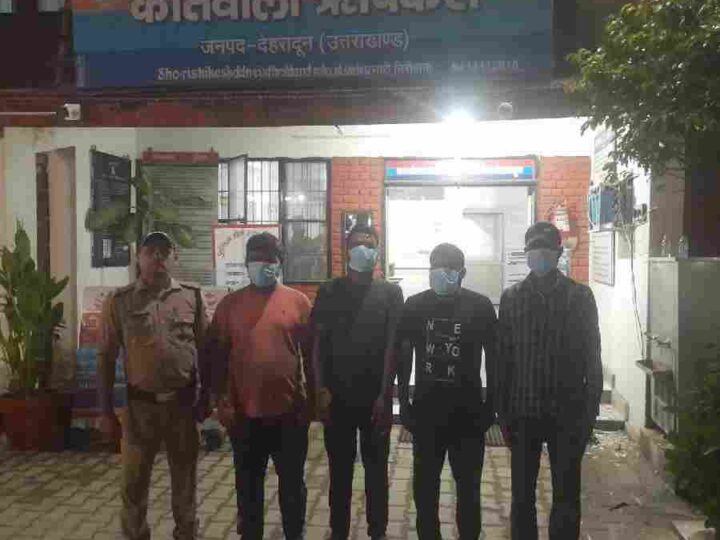 सार्वजनिक स्थान पर हुड़दंग करने वालो को दून पुलिस ने पढ़ाया कानून का पाठ, *ऋषिकेश क्षेत्र में लड़ाई झगड़ा कर शांति व्यवस्था भंग करने का प्रयास कर रहे 4 व्यक्तियो को पुलिस ने किया गिरफ्तार
