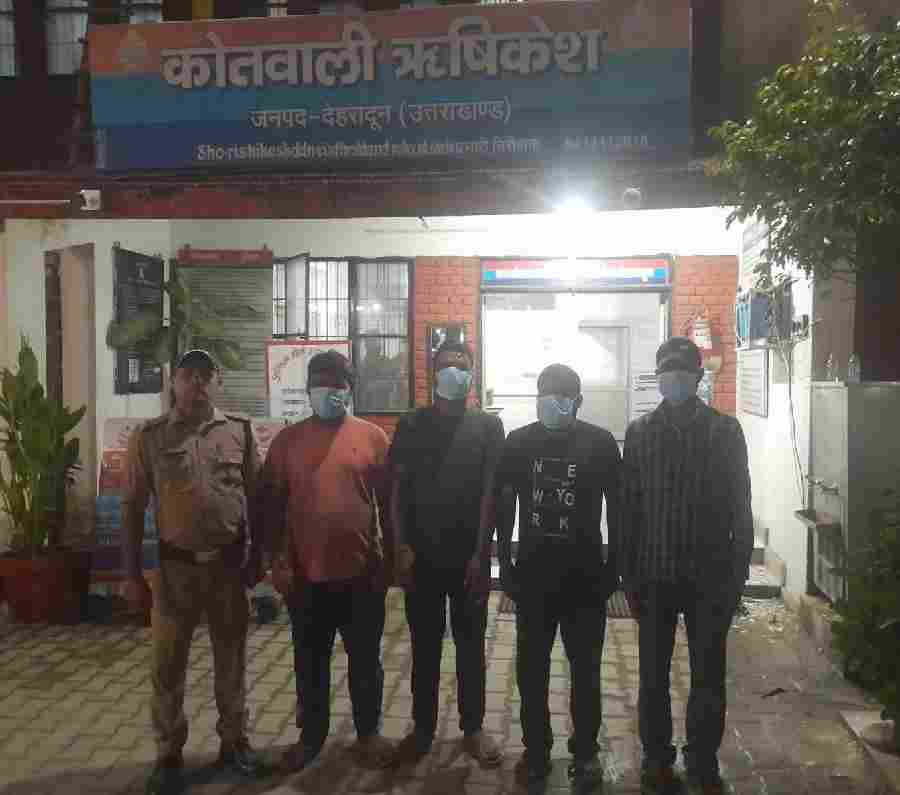 सार्वजनिक स्थान पर हुड़दंग करने वालो को दून पुलिस ने पढ़ाया कानून का पाठ, *ऋषिकेश क्षेत्र में लड़ाई झगड़ा कर शांति व्यवस्था भंग करने का प्रयास कर रहे 4 व्यक्तियो को पुलिस ने किया गिरफ्तार