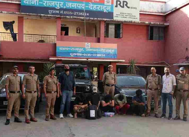 मोबाइल/लैपटॉप में एंटीवायरस एप को बेचने के नाम पर विदेशियों से ठगी करने वाले गिरोह आया दून पुलिस की गिरफ्त में, *किराये के फ्लैट में अवैध रूप से कॉल एजेंसी/सेन्टर संचालित कर रहे 5 अभियुक्तो को पुलिस ने किया गिरफ्तार