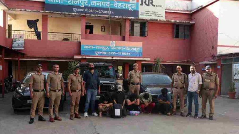 मोबाइल/लैपटॉप में एंटीवायरस एप को बेचने के नाम पर विदेशियों से ठगी करने वाले गिरोह आया दून पुलिस की गिरफ्त में, *किराये के फ्लैट में अवैध रूप से कॉल एजेंसी/सेन्टर संचालित कर रहे 5 अभियुक्तो को पुलिस ने किया गिरफ्तार