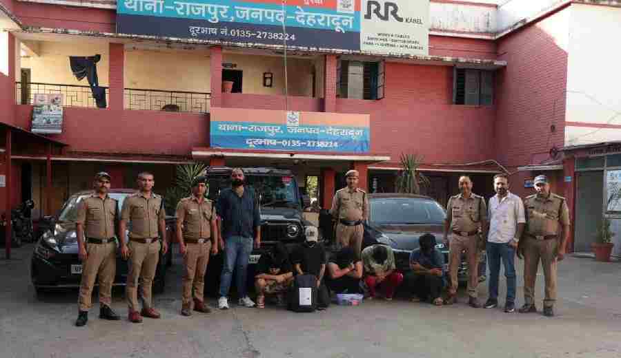 मोबाइल/लैपटॉप में एंटीवायरस एप को बेचने के नाम पर विदेशियों से ठगी करने वाले गिरोह आया दून पुलिस की गिरफ्त में, *किराये के फ्लैट में अवैध रूप से कॉल एजेंसी/सेन्टर संचालित कर रहे 5 अभियुक्तो को पुलिस ने किया गिरफ्तार