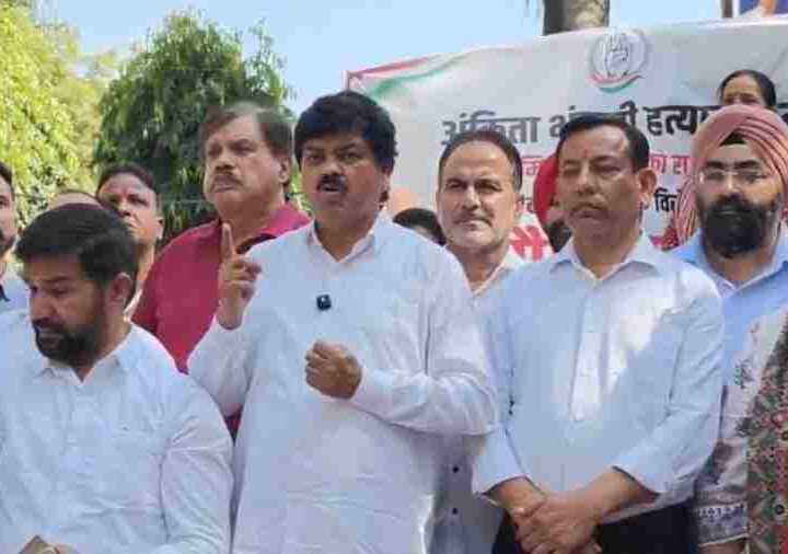 अंकिता भंडारी हत्याकांड में वीवीआईपी की भूमिका की निष्पक्ष जांच की मांग को लेकर कांग्रेस ने गांधी पार्क में रखा मौन उपवास, दुष्यंत कुमार गौतम को सिक्किम का राज्यपाल बनाये जाने के विरोध में प्रदेश कांग्रेस अध्यक्ष गणेश गोदियाल के नेतृत्व में कांग्रेसजनों ने किया मौन सत्याग्रह