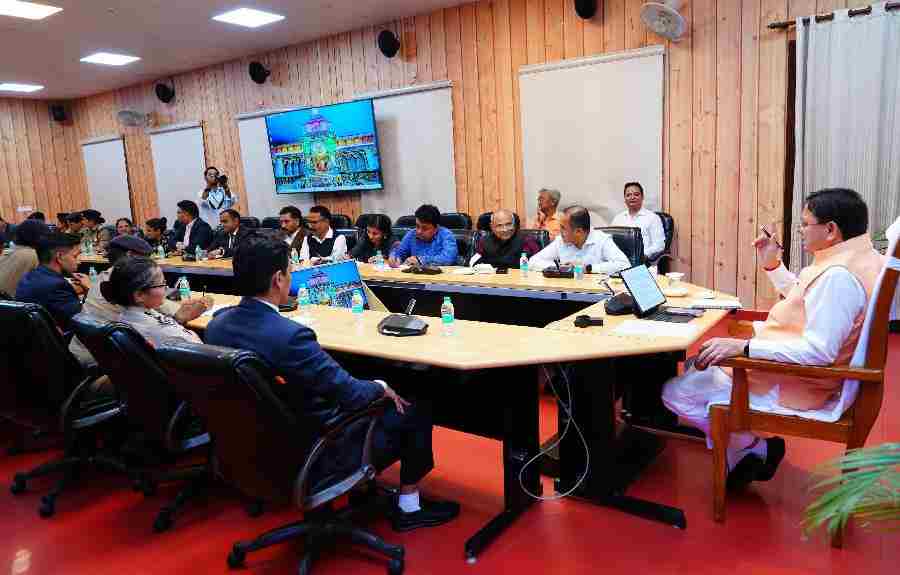 मुख्यमंत्री धामी ने देर रात तक जिलाधिकारियों और एसएसपी के साथ ली चार घंटे से अधिक मेराथन बैठक, *मुख्यमंत्री धामी का दोटूक संदेश—सड़कें गड्ढामुक्त हों, विकास कार्यों में गुणवत्ता से समझौता हुआ तो जिम्मेदार अधिकारी पर होगी कार्रवाई