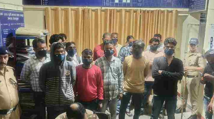 सार्वजनिक स्थानों , सड़क किनारे शराब पीने वालों के विरुद्ध दून पुलिस द्वारा की गयी कार्रवाई, 20 लोगों को पुलिस ने लिया हिरासत में