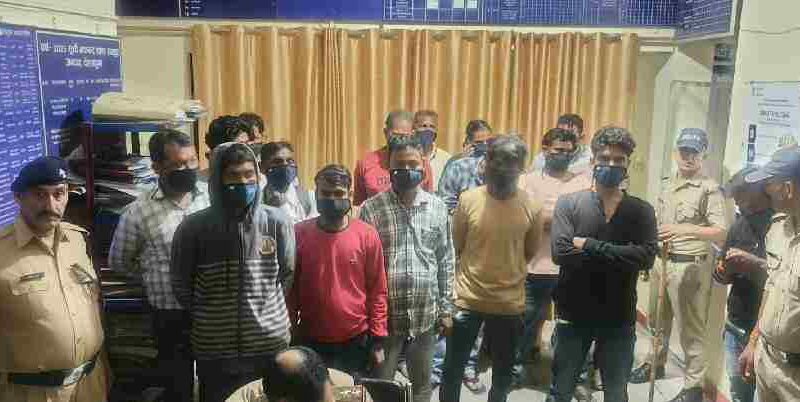 सार्वजनिक स्थानों , सड़क किनारे शराब पीने वालों के विरुद्ध दून पुलिस द्वारा की गयी कार्रवाई, 20 लोगों को पुलिस ने लिया हिरासत में