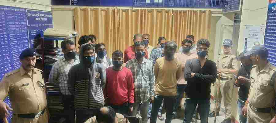 सार्वजनिक स्थानों , सड़क किनारे शराब पीने वालों के विरुद्ध दून पुलिस द्वारा की गयी कार्रवाई, 20 लोगों को पुलिस ने लिया हिरासत में
