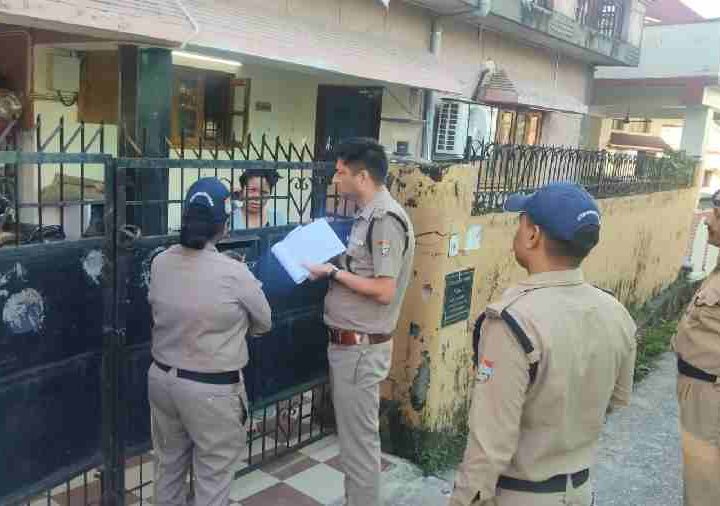 संदिग्धों की तलाश में लगातार जारी है दून पुलिस का सत्यापन अभियान, *रायपुर क्षेत्र मे पुलिस द्वारा वृहद स्तर पर चलाया सत्यापन अभियान, 300 किरायेदारों/बाहरी व्यक्तियों का किया सत्यापन