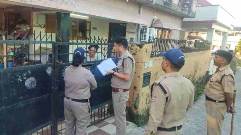संदिग्धों की तलाश में लगातार जारी है दून पुलिस का सत्यापन अभियान, *रायपुर क्षेत्र मे पुलिस द्वारा वृहद स्तर पर चलाया सत्यापन अभियान, 300 किरायेदारों/बाहरी व्यक्तियों का किया सत्यापन