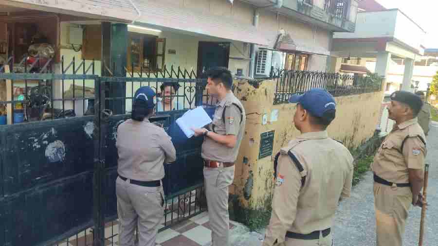 संदिग्धों की तलाश में लगातार जारी है दून पुलिस का सत्यापन अभियान, *रायपुर क्षेत्र मे पुलिस द्वारा वृहद स्तर पर चलाया सत्यापन अभियान, 300 किरायेदारों/बाहरी व्यक्तियों का किया सत्यापन
