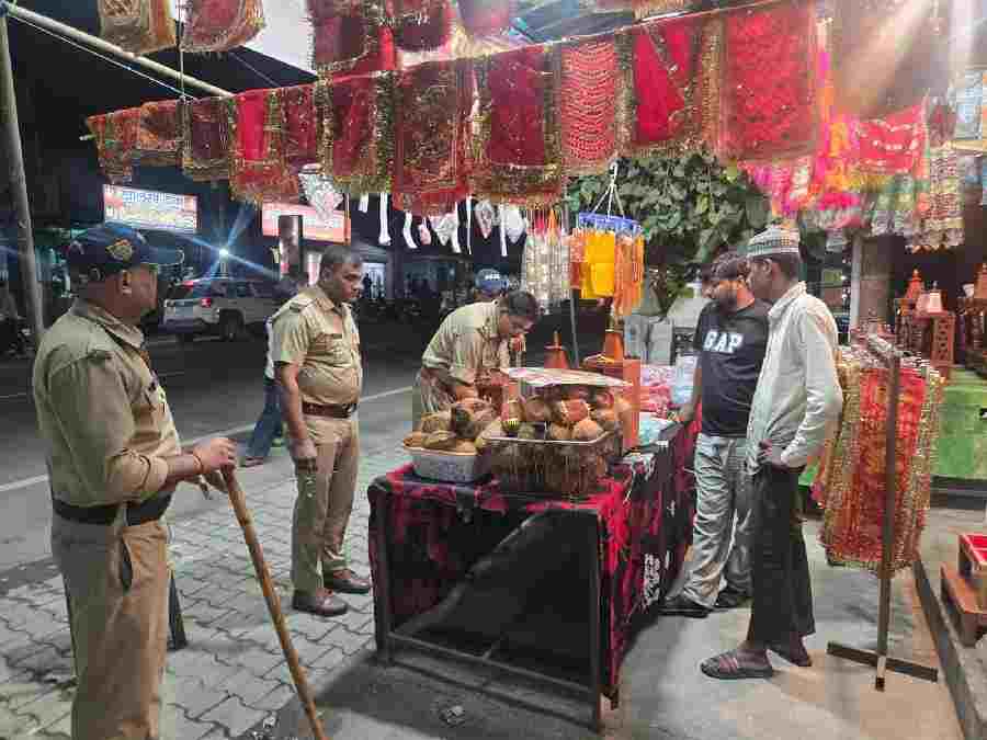 अनावश्यक रूप से सड़कों पर समान फैलाकर अस्थाई अतिक्रमण कर यातायात व्यवस्था बाधित करने वालो को विरूद्ध दून पुलिस ने की कड़ी कार्यवाही