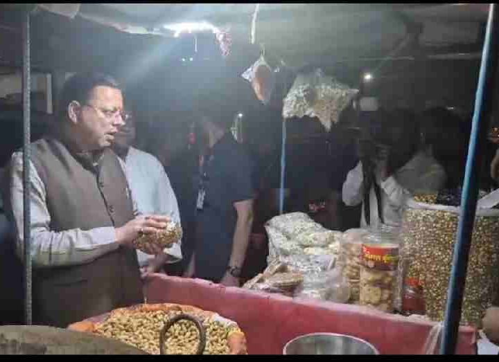 खटीमा में CM धामी का देसी अंदाज! रेलवे फाटक पर रुके, रवि के ठेले से खरीदी मूंगफली; फिर सुनीं जनता की समस्याएं
