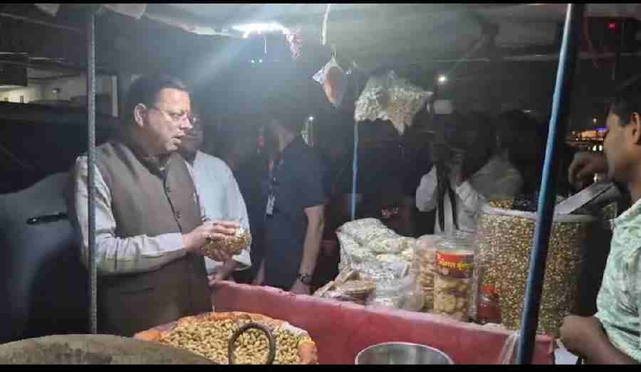 खटीमा में CM धामी का देसी अंदाज! रेलवे फाटक पर रुके, रवि के ठेले से खरीदी मूंगफली; फिर सुनीं जनता की समस्याएं