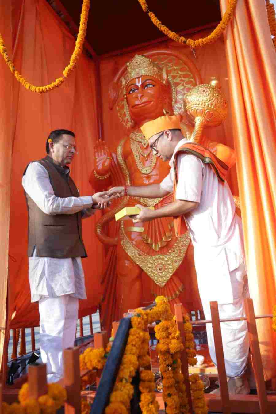 सीएम धामी ने बनबसा में 11 फीट ऊंची श्री हनुमान प्रतिमा का किया अनावरण