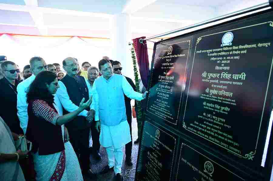 मुख्यमंत्री ने सेलाकुई में हेमवती नंदन बहुगुणा उत्तराखण्ड चिकित्सा शिक्षा विश्वविद्यालय परिसर में 20.55 करोड़ रुपये की पांच योजनाओं का किया शिलान्यास एवं लोकार्पण