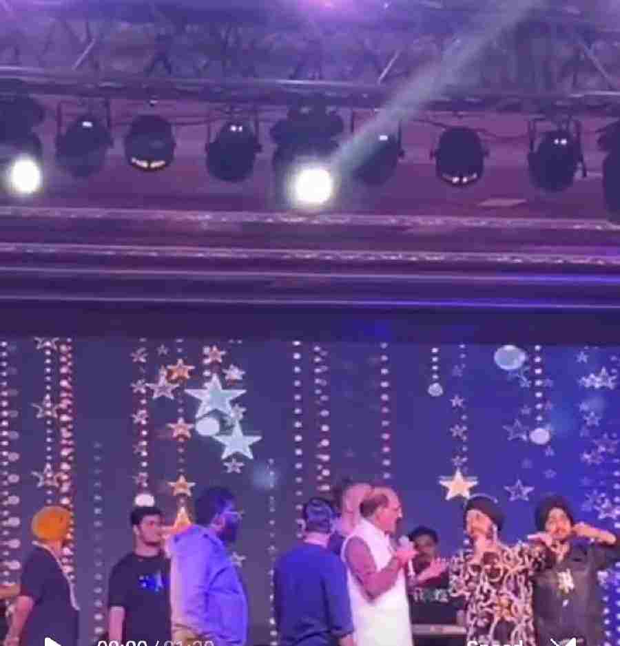 नरेंद्रनगर कुंजापुरी मेले में हंगामा, कैबिनेट मंत्री सुबोध उनियाल ने सिंगर दलेर मेहंदी को मंच पर जमकर डांटा, मंत्री बोले – जब बोल ही नहीं सकते तो गाओगे कैसे,,,?