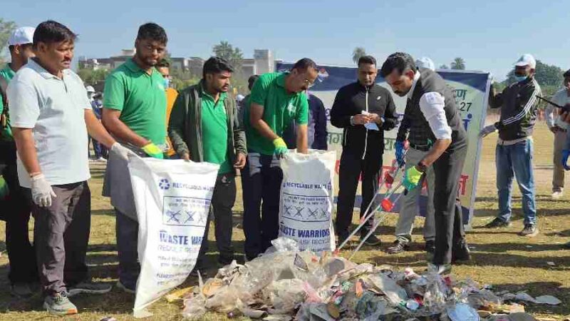 स्वच्छ सर्वेक्षण अभियान के तह्त शहर में चला विशेष सफाई अभियान, 40 टन कूड़ा उठाया गया, *डीएम डॉ0 आशीष चौहान ने अधिकारियों, नगर निगम कर्मियों एवं विद्यालय की छात्राओं के साथ स्वयं उठाया कूड़ा, स्वच्छता का दिया संदेश