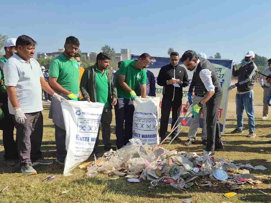 स्वच्छ सर्वेक्षण अभियान के तह्त शहर में चला विशेष सफाई अभियान, 40 टन कूड़ा उठाया गया, *डीएम डॉ0 आशीष चौहान ने अधिकारियों, नगर निगम कर्मियों एवं विद्यालय की छात्राओं के साथ स्वयं उठाया कूड़ा, स्वच्छता का दिया संदेश