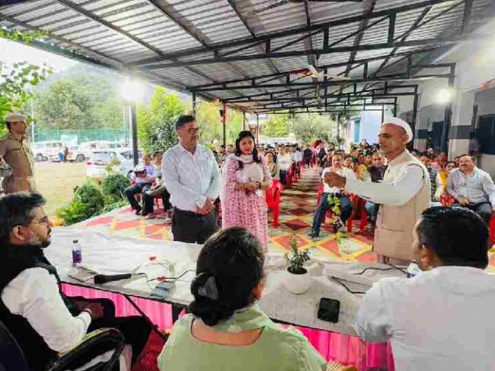 ग्रामीणों की समस्याओं के त्वरित समाधान को देहरादून जिला प्रशासन की अनूठी पहल ‘रात्रि चौपाल’ शुरू