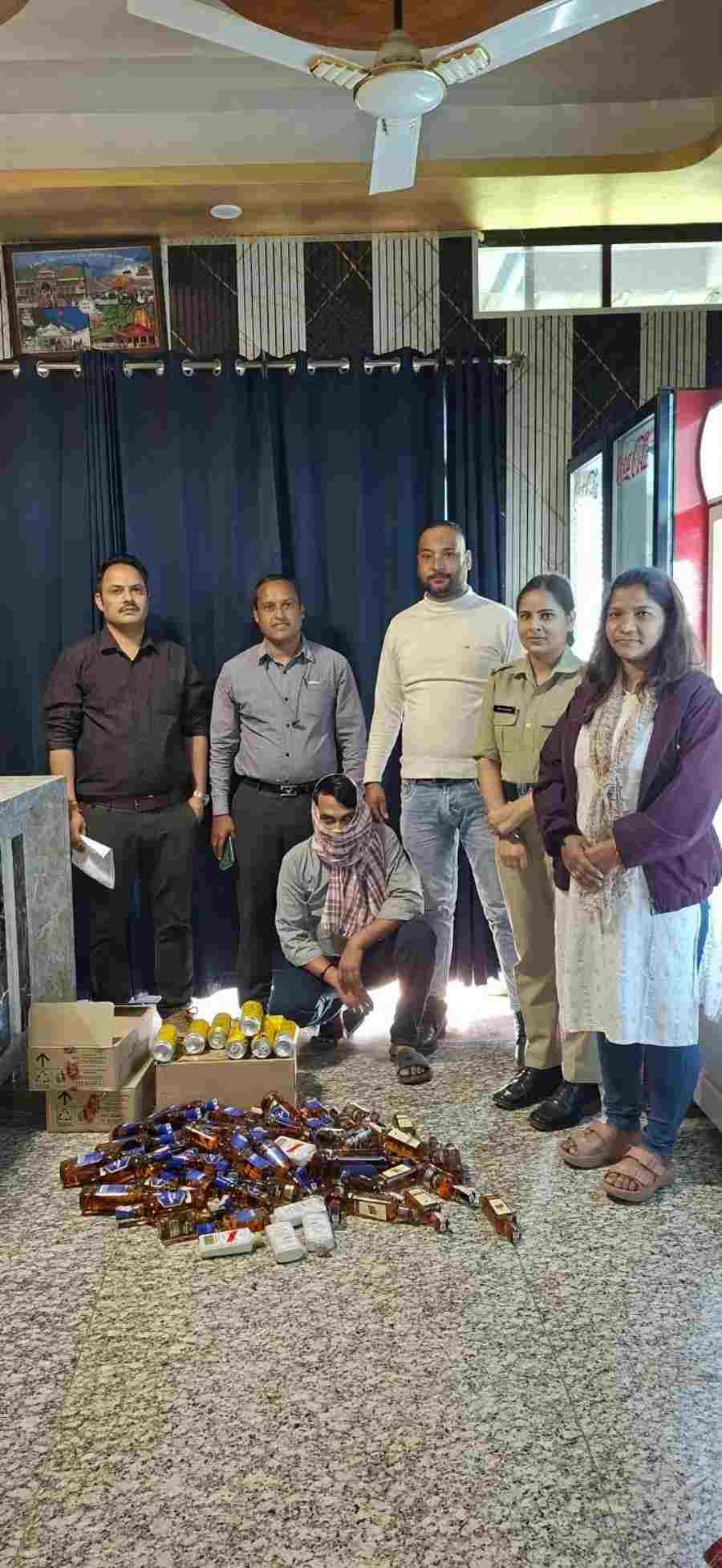 अवैध शराब की रोकथाम हेतु आबकारी विभाग की छापेमारी जारी, भारी मात्रा में शराब के साथ एक अभियुक्त गिरफ्तार