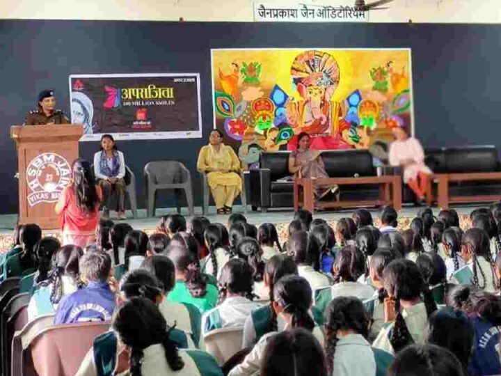 एसएसपी दून के निर्देशों पर फिर चली दून पुलिस की पाठशाला, *छात्राओं के बीच पहुँचकर पुलिस में उन्हें साइबर व महिला अपराधों के प्रति किया जागरूक