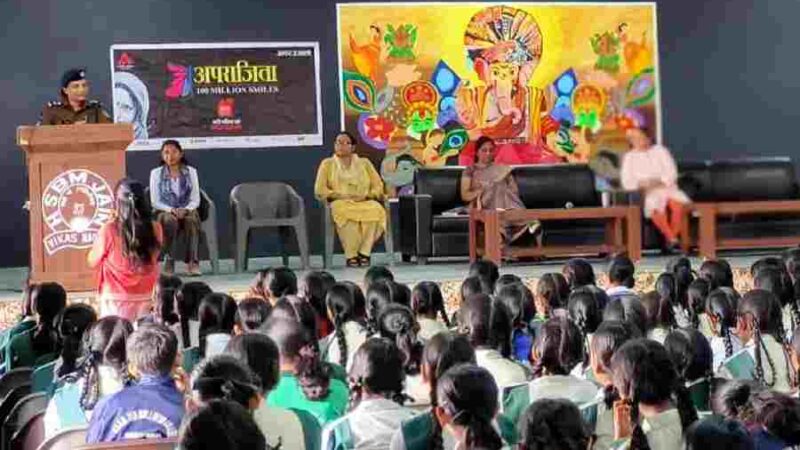 एसएसपी दून के निर्देशों पर फिर चली दून पुलिस की पाठशाला, *छात्राओं के बीच पहुँचकर पुलिस में उन्हें साइबर व महिला अपराधों के प्रति किया जागरूक