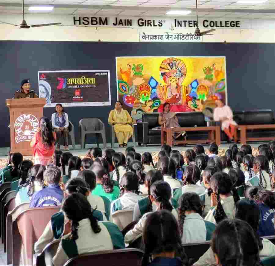 एसएसपी दून के निर्देशों पर फिर चली दून पुलिस की पाठशाला, *छात्राओं के बीच पहुँचकर पुलिस में उन्हें साइबर व महिला अपराधों के प्रति किया जागरूक