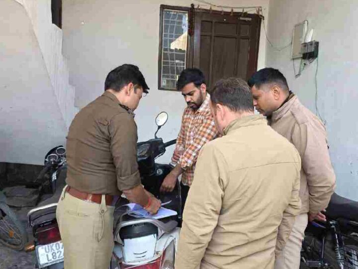 संदिग्धों की तलाश हेतु फिर चला दून पुलिस का सत्यापन अभियान,  पटेलनगर क्षेत्र मे पुलिस द्वारा वृहद स्तर पर चलाया सत्यापन अभियान