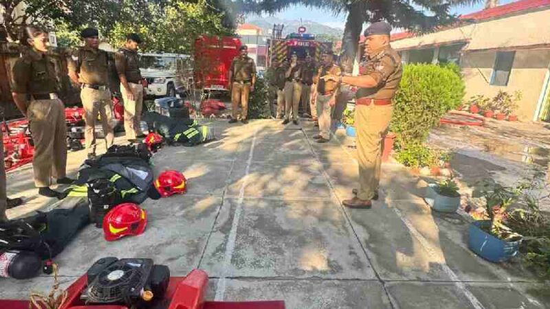 अग्निशमन अधिकारी देहरादून ने फायर स्टेशन ऋषिकेश का किया अर्धवार्षिक निरीक्षण, फायर स्टेशन में संचालित विभिन्न मदों, उपकरणों एवं संसाधनों की गहन समीक्षा की