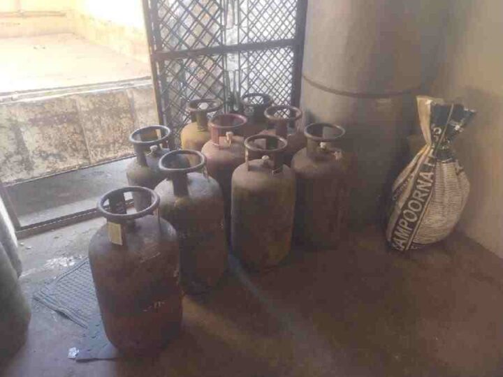 घरेलू गैस सिलेंडरों के दुरुपयोग एवं अवैध रिफिलिंग के विरुद्ध जनपद में सघन अभियान जारी, 104 घरेलू गैस सिलेंडर सहित कुल 94 घरेलू एवं व्यावसायिक गैस सिलेंडर जब्त