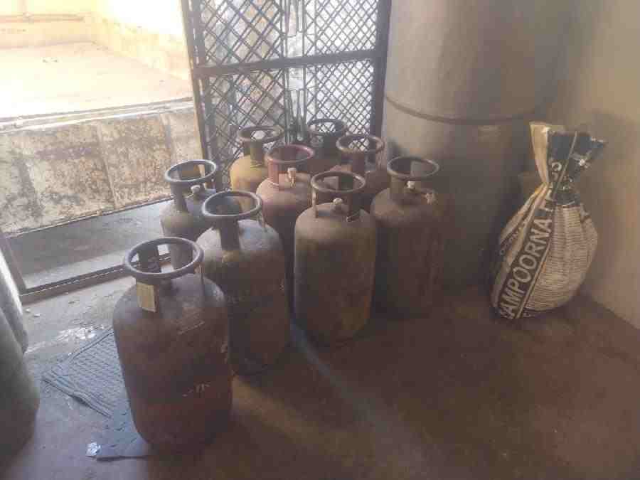 घरेलू गैस सिलेंडरों के दुरुपयोग एवं अवैध रिफिलिंग के विरुद्ध जनपद में सघन अभियान जारी, 104 घरेलू गैस सिलेंडर सहित कुल 94 घरेलू एवं व्यावसायिक गैस सिलेंडर जब्त