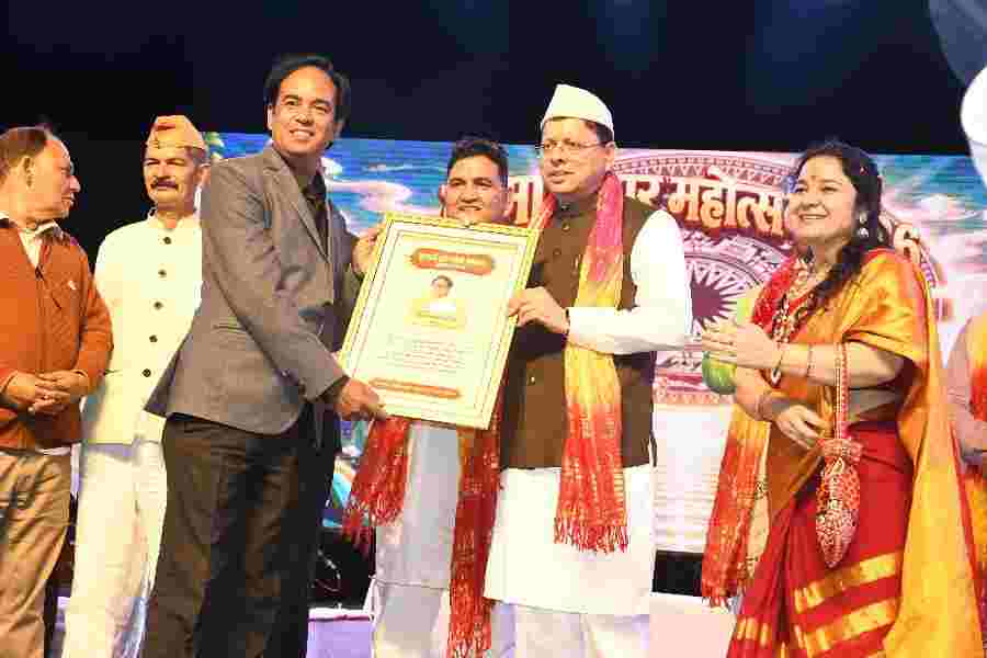 मुख्यमंत्री पुष्कर धामी हल्द्वानी में आयोजित ‘कुमाऊं द्वार महोत्सव’ में मुख्य अतिथि के रूप में हुए शामिल, *लोक संस्कृति, परंपराओं और लोक कलाओं को नई पीढ़ी तक पहुंचाने में महत्वपूर्ण भूमिका निभा रहे हैं सांस्कृतिक आयोजन: मुख्यमंत्री