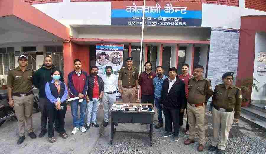 दून पुलिस ने लौटाई चेहरों पर मुस्कान, 4 लाख रुo कीमत के 8 मोबाइल फोनो को पुलिस ने किया बरामद