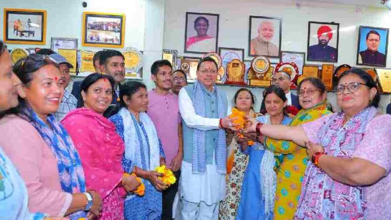 मुख्यमंत्री धामी ने कीर्तिनगर के मलेथा में भाजपा कार्यालय पहुंचकर पार्टी प्रतिनिधियों एवं स्थानीय लोगों से की मुलाकात
