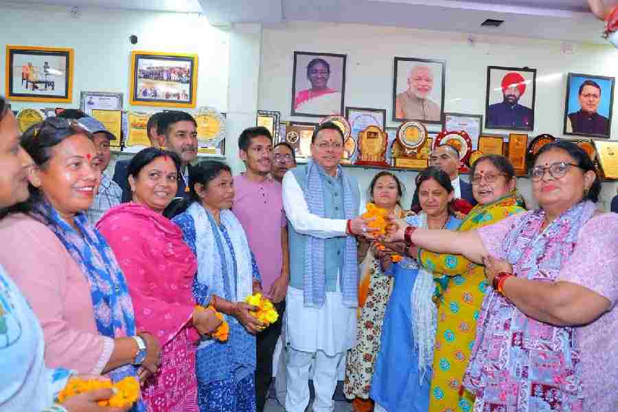 मुख्यमंत्री धामी ने कीर्तिनगर के मलेथा में भाजपा कार्यालय पहुंचकर पार्टी प्रतिनिधियों एवं स्थानीय लोगों से की मुलाकात
