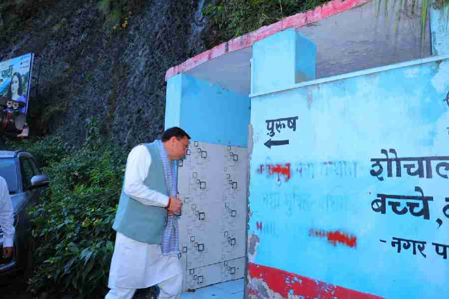 मुख्यमंत्री धामी ने देवप्रयाग के निकट सुलभ शौचालय का किया औचक निरीक्षण,.सुलभ शौचालय में स्वच्छता व्यवस्था संतोषजनक न मिलने पर मुख्यमंत्री ने जताई नाराजगी