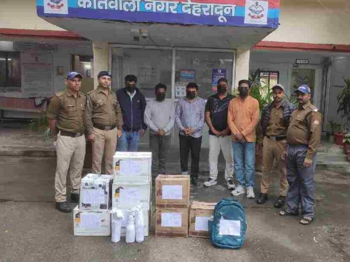 अवैध शराब की तस्करी का दून पुलिस ने किया भंडाफोड़, *अवैध शराब की तस्करी में लिप्त 5 अभियुक्तों को पुलिस ने किया गिरफ्तार,  नकली होलोग्राम व स्टिकर लगी 7 पेटी से अधिक अग्रेंजी शराब हुई बरामद
