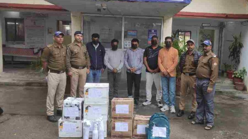 अवैध शराब की तस्करी का दून पुलिस ने किया भंडाफोड़, *अवैध शराब की तस्करी में लिप्त 5 अभियुक्तों को पुलिस ने किया गिरफ्तार,  नकली होलोग्राम व स्टिकर लगी 7 पेटी से अधिक अग्रेंजी शराब हुई बरामद