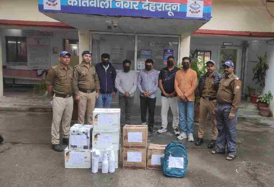 अवैध शराब की तस्करी का दून पुलिस ने किया भंडाफोड़, *अवैध शराब की तस्करी में लिप्त 5 अभियुक्तों को पुलिस ने किया गिरफ्तार,  नकली होलोग्राम व स्टिकर लगी 7 पेटी से अधिक अग्रेंजी शराब हुई बरामद