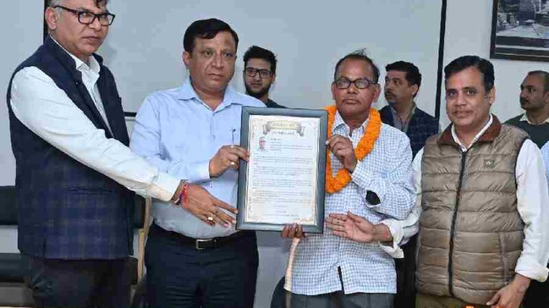 सूचना विभाग में 30 वर्ष की दीर्घकालीन सेवा के बाद सेवानिवृत्त हुए रईस अहमद, महानिदेशक ने दी भावभीनी विदाई