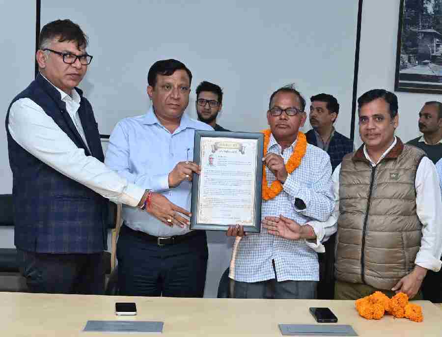सूचना विभाग में 30 वर्ष की दीर्घकालीन सेवा के बाद सेवानिवृत्त हुए रईस अहमद, महानिदेशक ने दी भावभीनी विदाई
